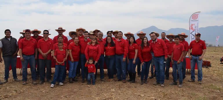 El equipo de trabajo de Vega Implementos en la fábrica